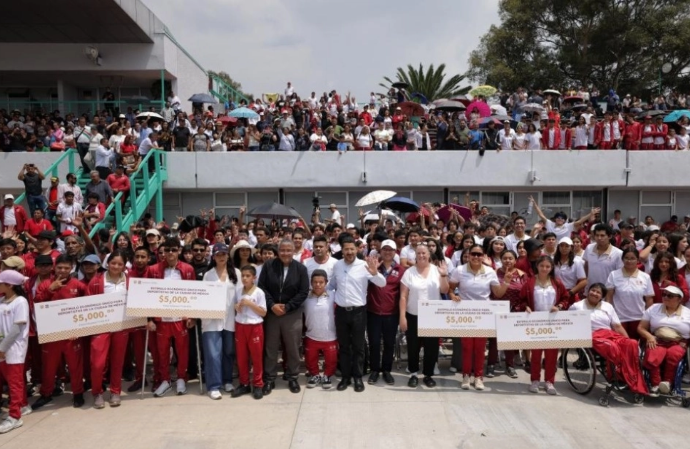 CDMX entrega a deportistas locales cheques por 5 mil pesos